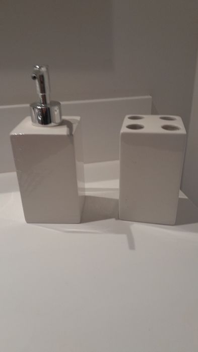 Dispensadorsabonete e porta escovas de dentes casa de banho