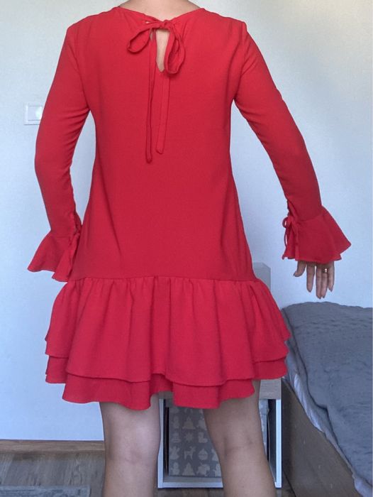 Czerwona sukienka mini z falbanami s krótka