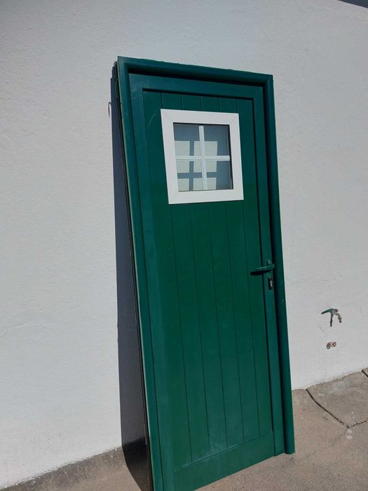 Porta de alumino verde com postigo 200× 80