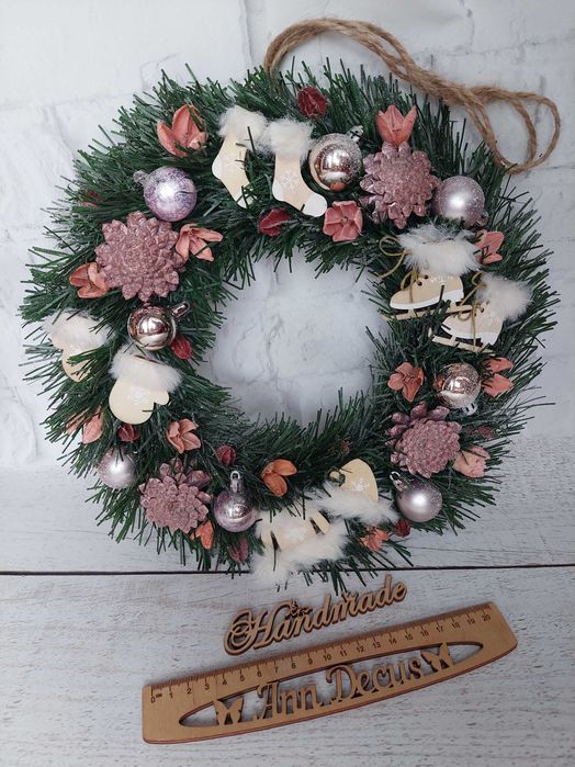 Świąteczny wianek na drzwi. Wieniec bożonarodzeniowy. Handmade