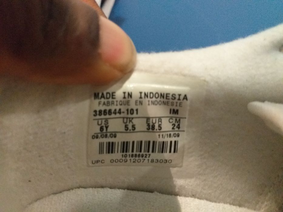 Tenis Nike brancos e pretos