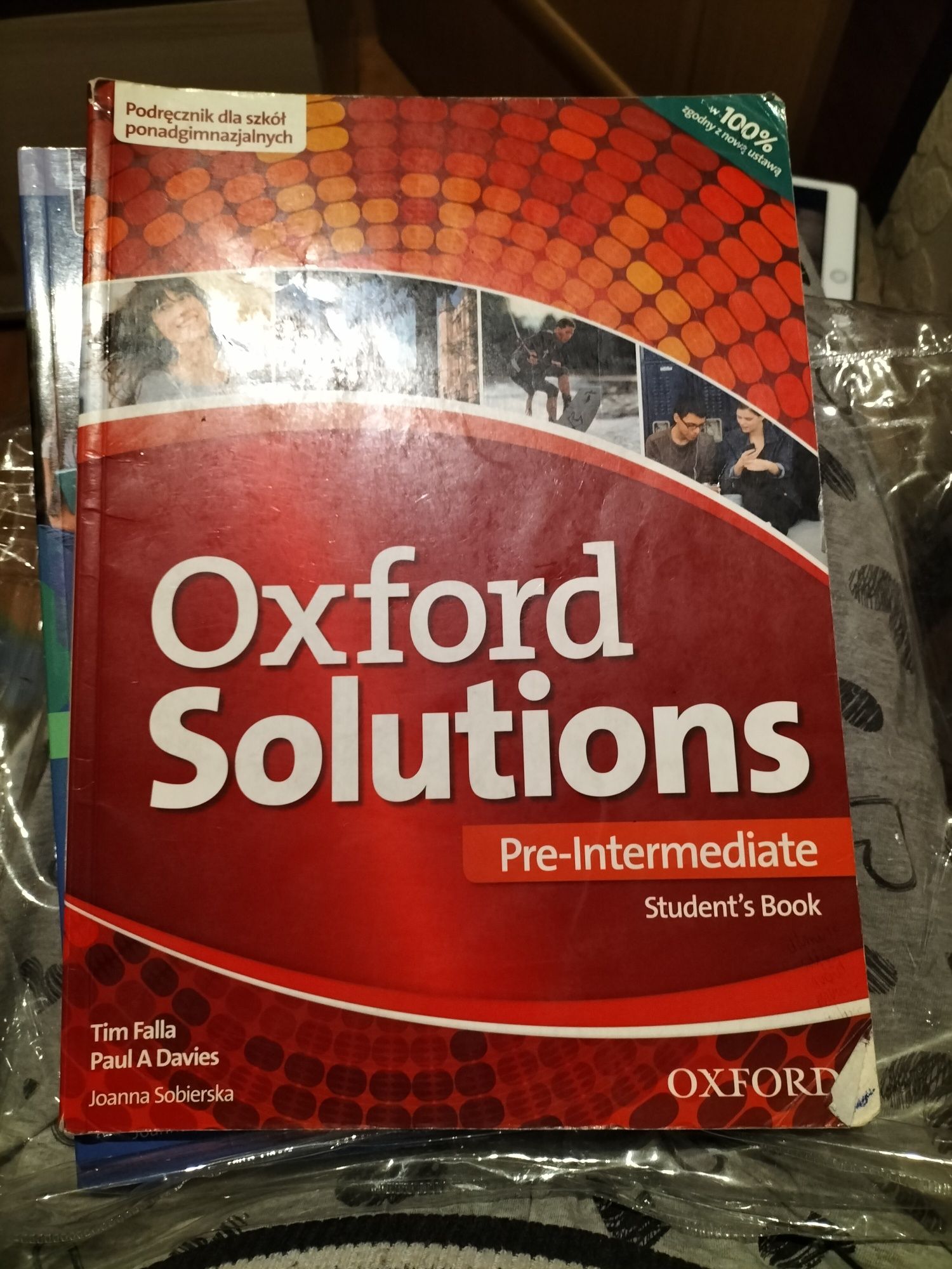 OXFORD Solutions Pre-Intermediate