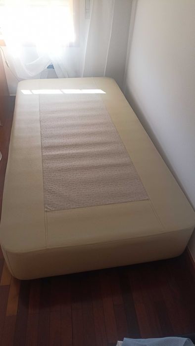 Cama de Solteiro de Colchões e Companhia em excelente estado.