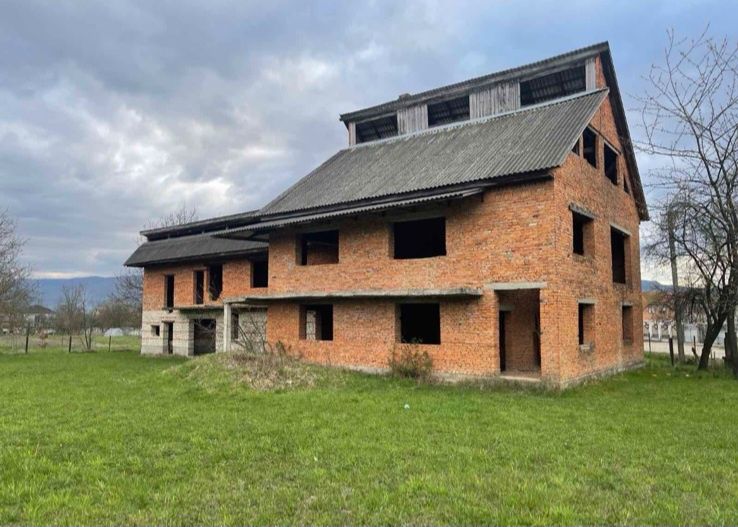 Будинок з великою ділянкою