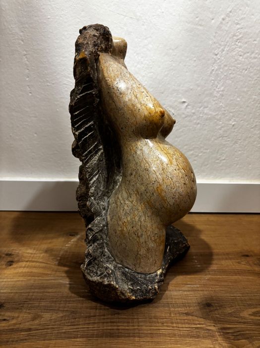 Duas estátuas em mármore 
Mulher grávida e busto de homem