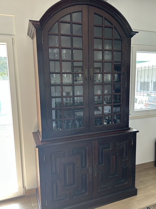 Cristaleira em Mogno