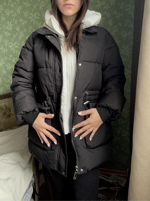 Жіноча чорна зимова куртка