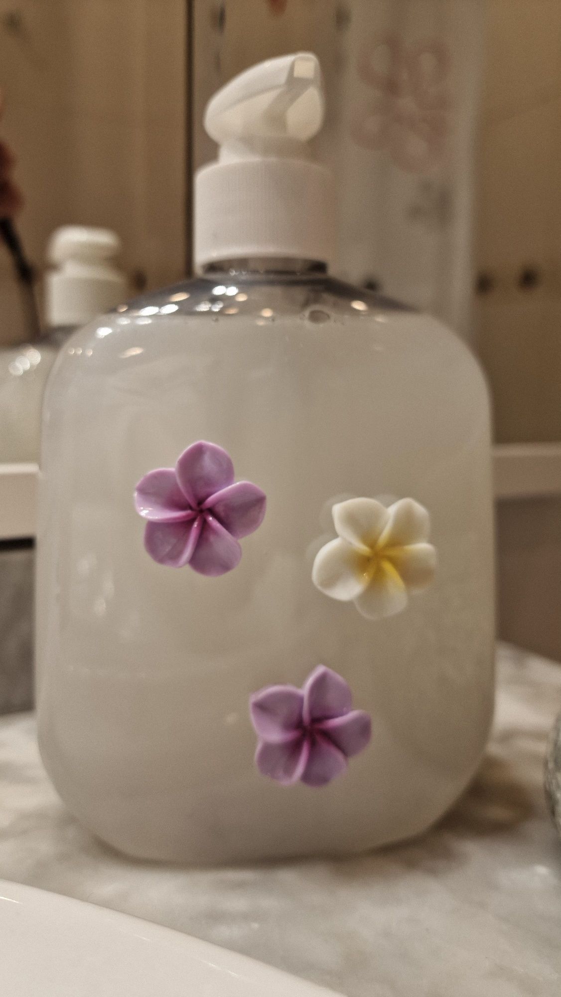 Gel de mãos  com incrustações de plumerias