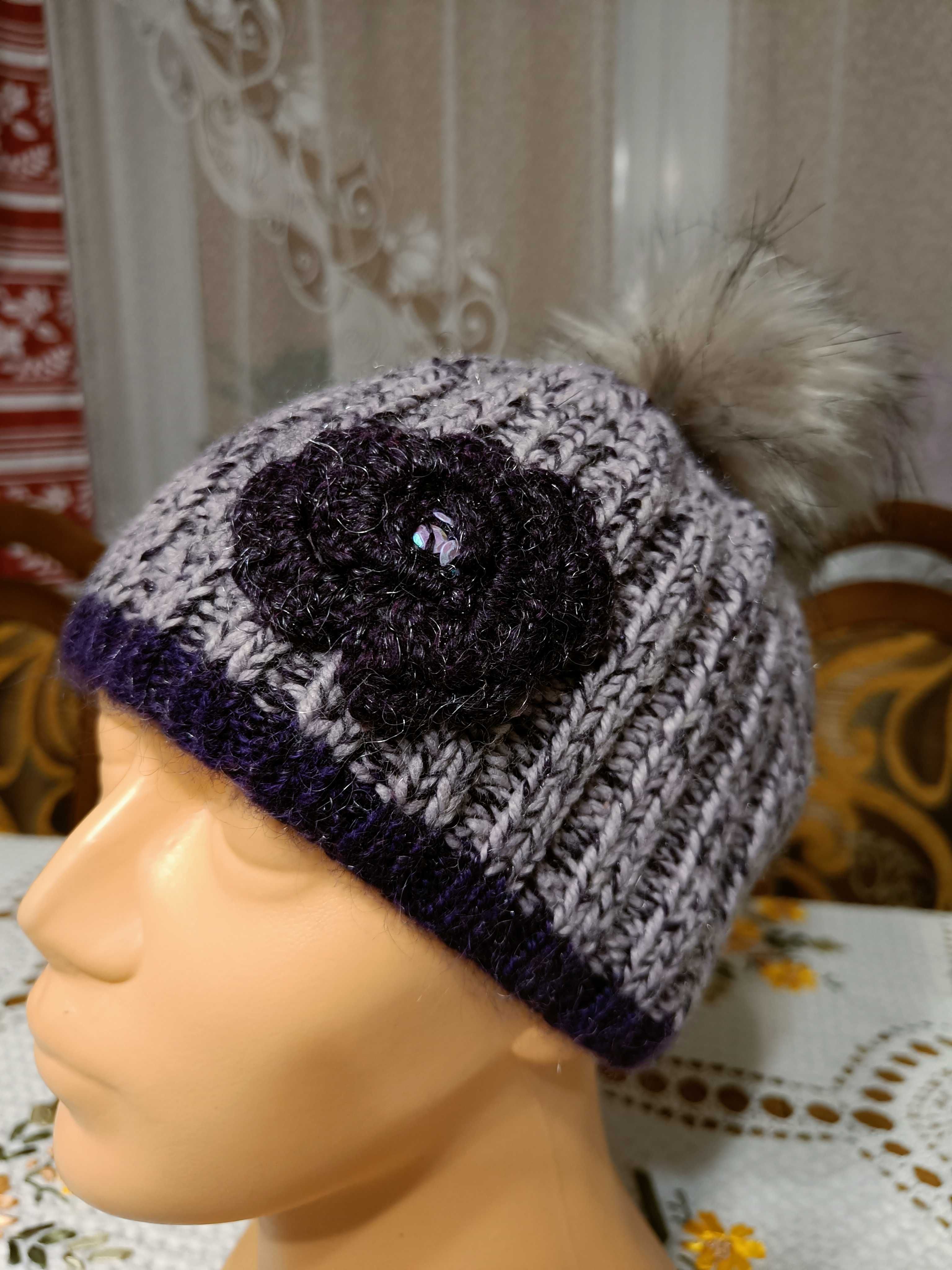 Śliczna, wrzosowo-fioletowa czapka z kwiatem i pomponem, obwód 48 cm