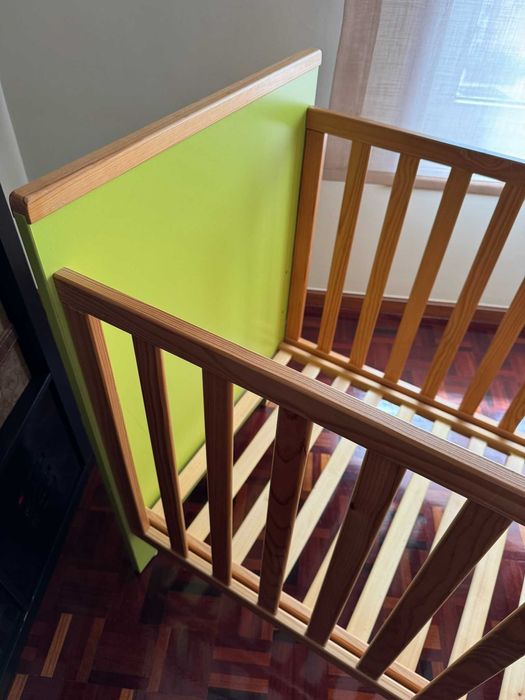 Cama de grades para bebé em verde