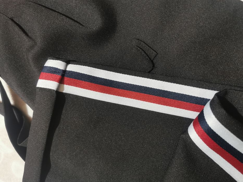 Calça preta com riscas laterais