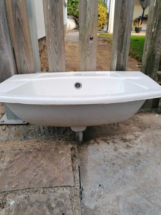 1 Lavatório branco - 42x32.5cm