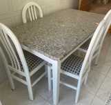 Mesa de Cozinha com tampo de Granito com 4 cadeiras