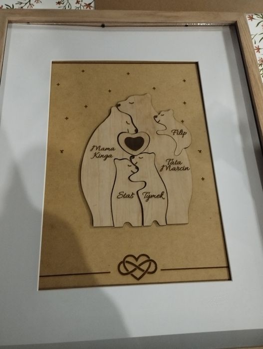 Rodzina miśków - obrazek w ramce . Dowolne imiona . Format obrazka a4