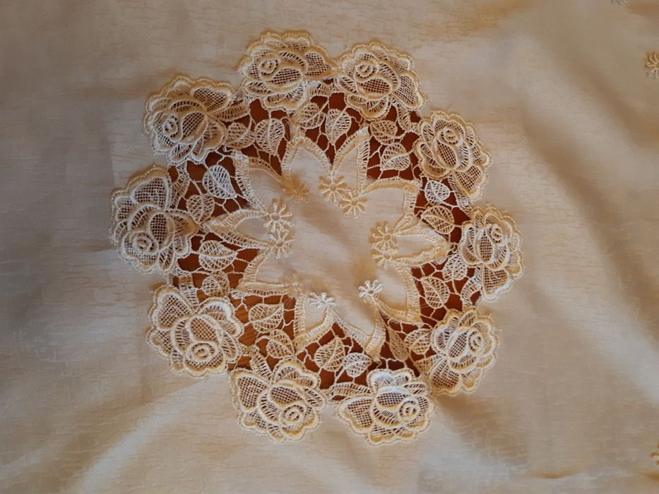 Sliczna haftowana serweta 80 cm