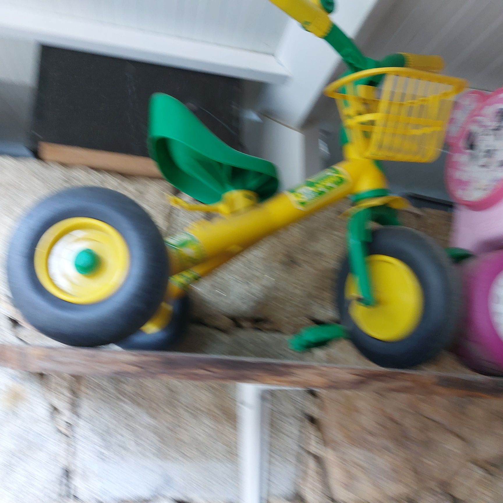 Triciclo de crianças brincar