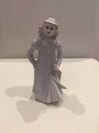 Piekna figurka z porcelany sygnowana ,kobieta w płaszczu z parasolem