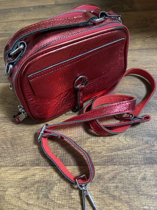 Красная кожаная сумка
