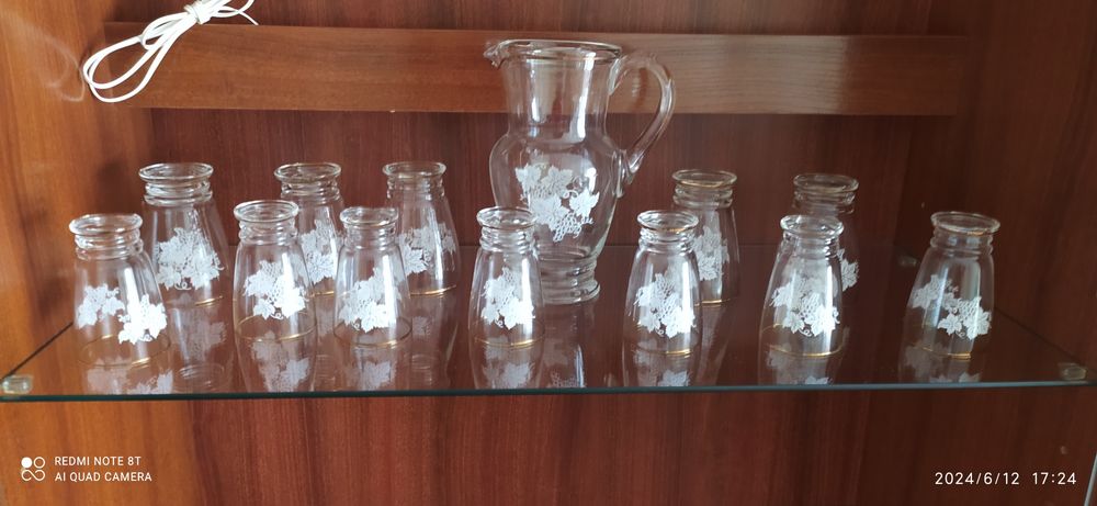 Jarro com 12 copos vintage decorado