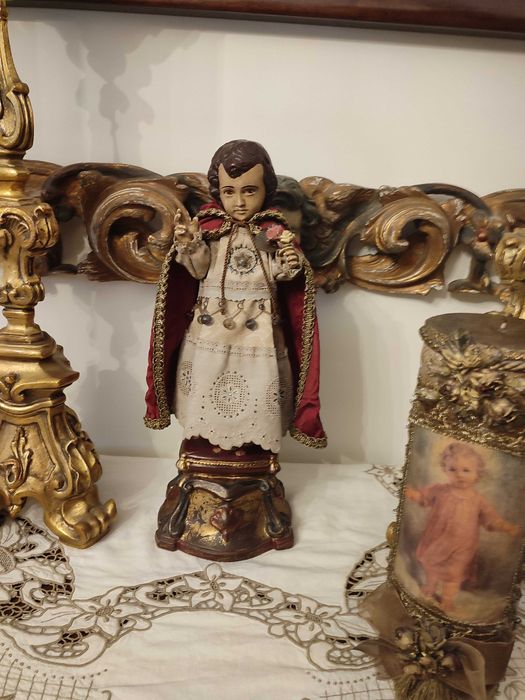 emblemas militares com linha dourada e arte sacra