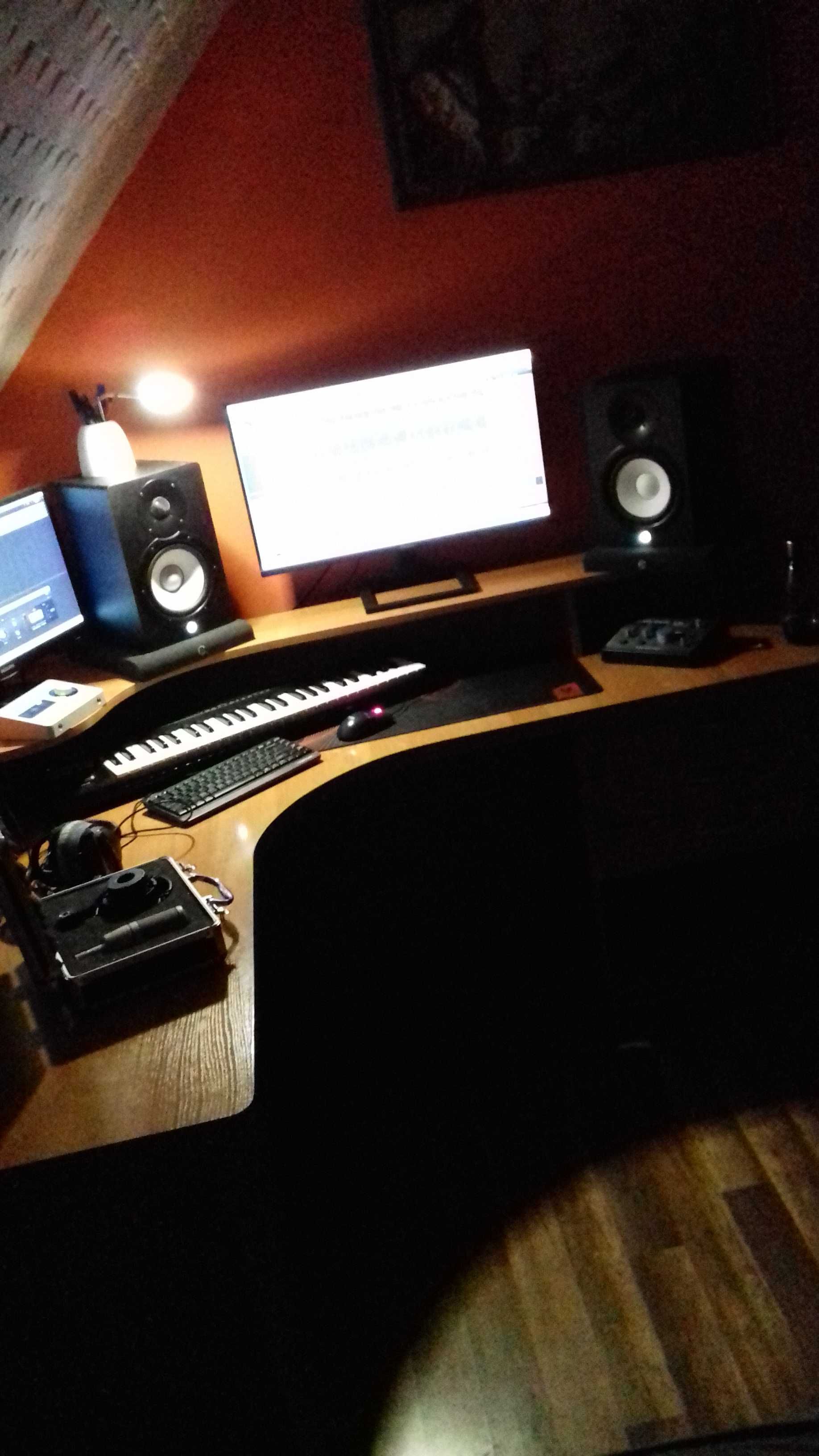 Produkcja muzyczna aranży studio realizacji.