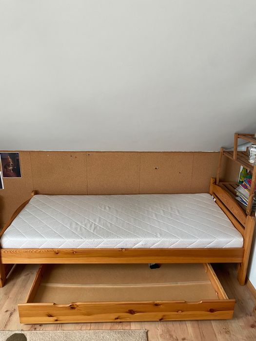 Meble sosnowe - łóżko z materacem, biurko