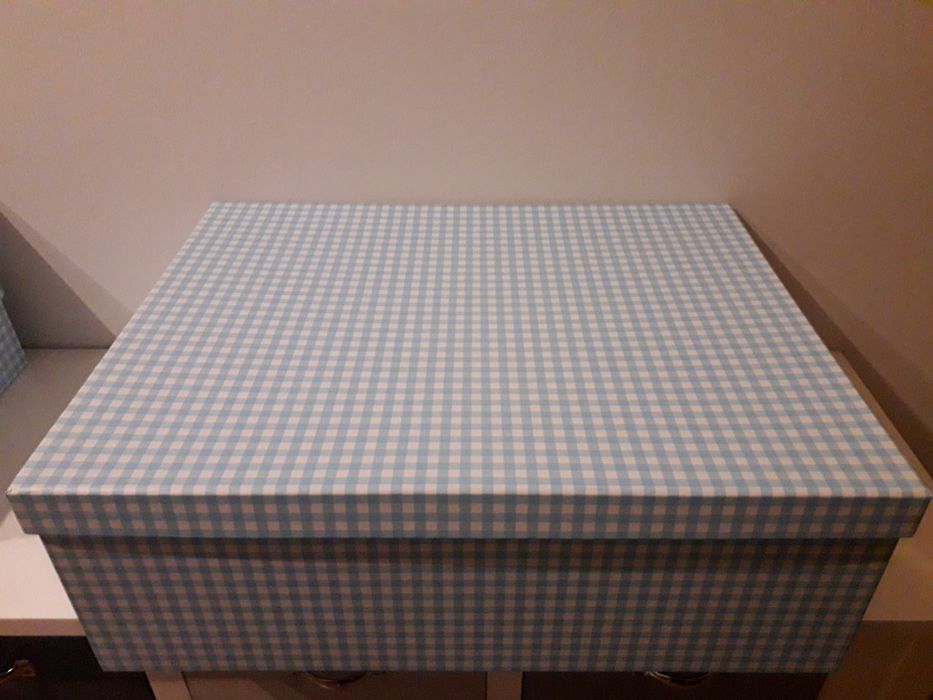 Caixas novas com padrão xadrez azul claro