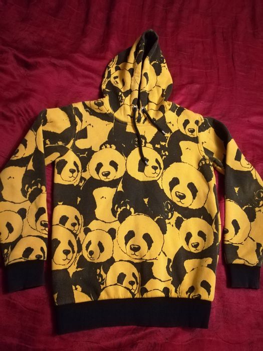 Толстовка з капюшоном без кишень.