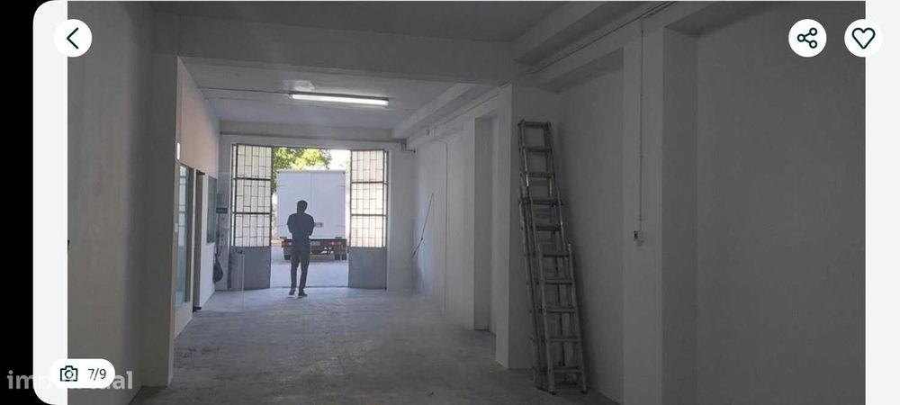 Armazem /loja com 200m2 piso amplo res do chão