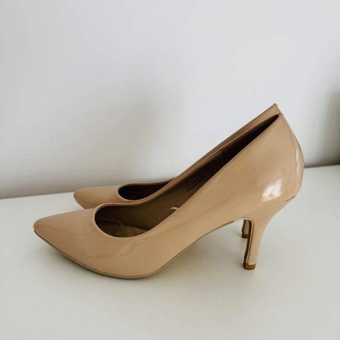 beżowe szpilki nude kremowe