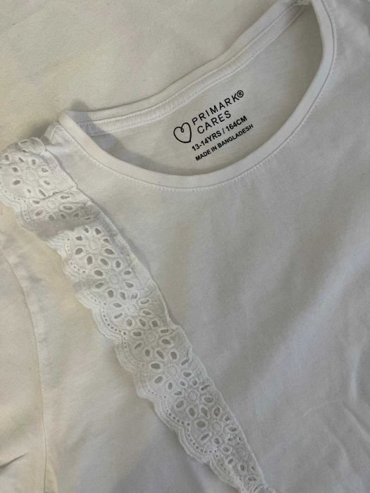 Blusa/ camisola branca básica com renda nos lados, em perfeito estado