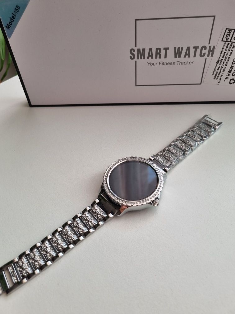 Srebrny smartwatch