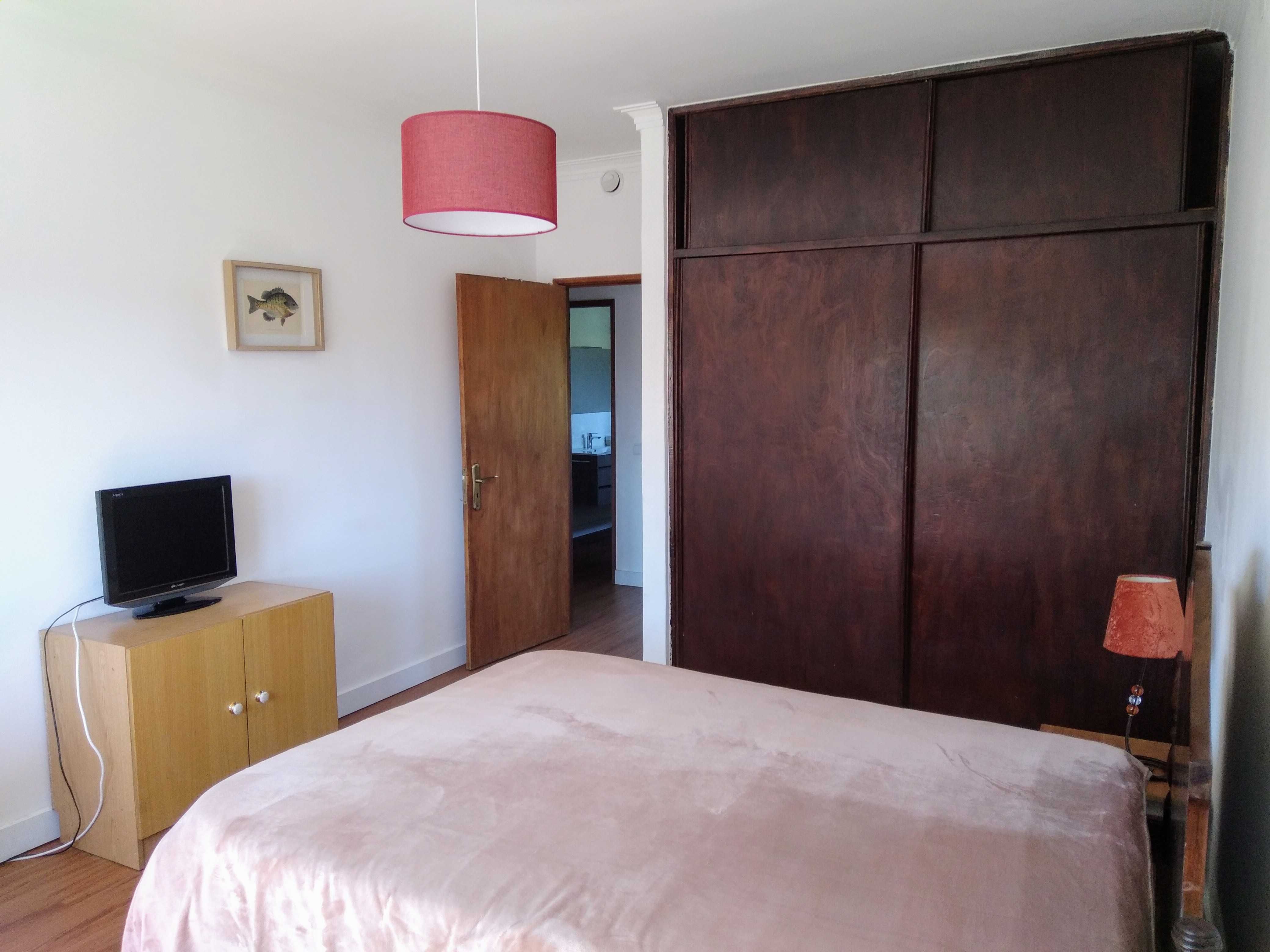 Alugo quarto  a senhora na MALVEIRA Mafra