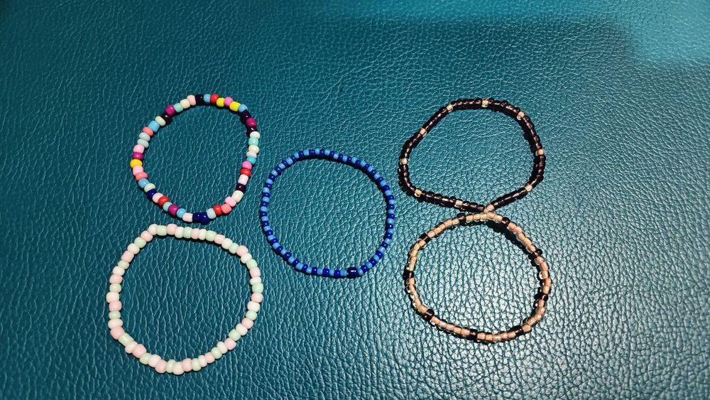 Pulseiras de missangas várias