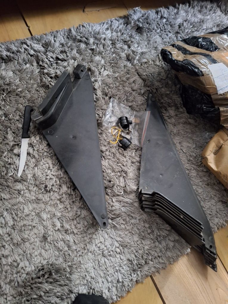 Plastiki trójkąty pod bak motorynka stella