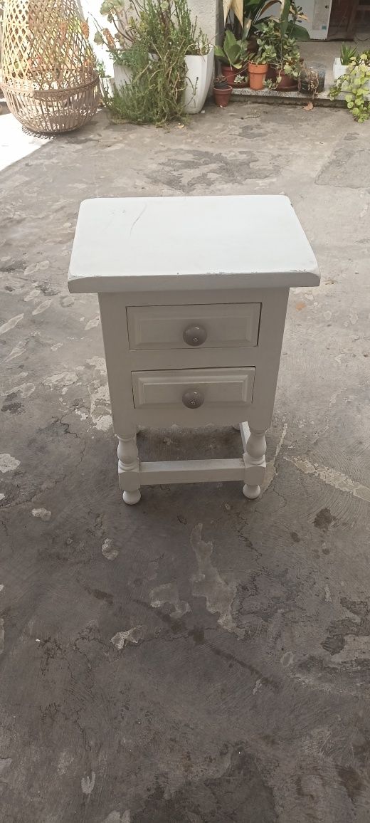 Mesa cabeceira antiga retro branca