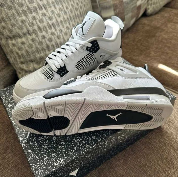 Buty-biegania-Jordan 4 RetroMilitaryBlack R.37.5