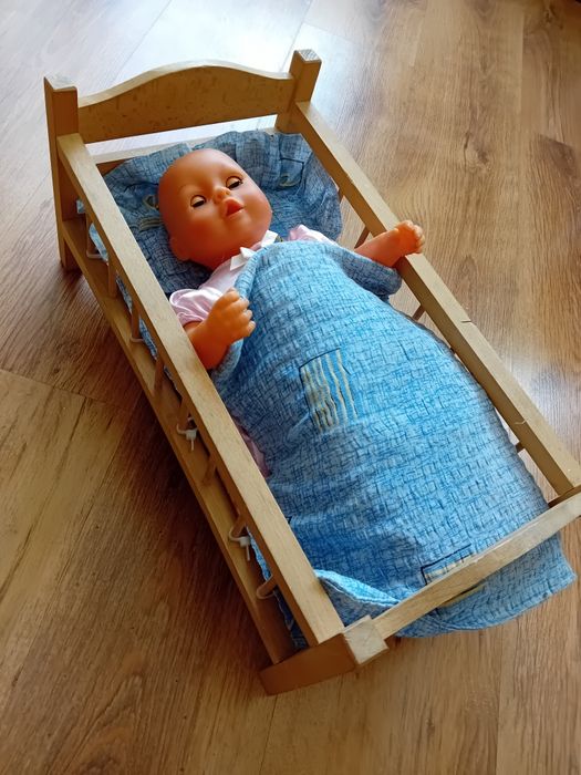 Łóżeczko z lalką i pościelą
