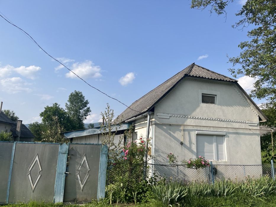 Продається земельний участок з будинком