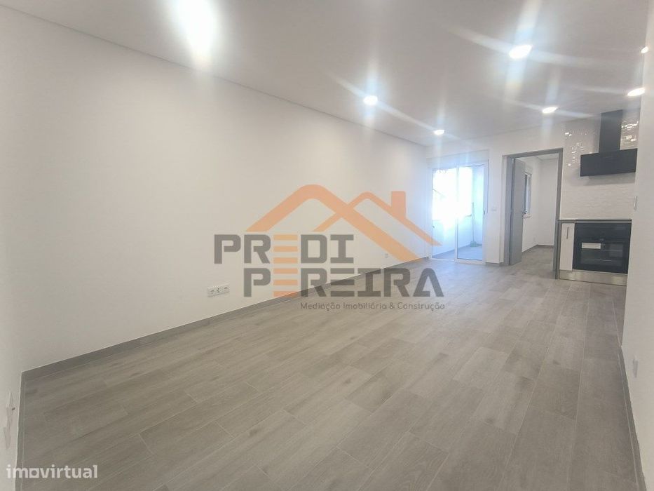 T2 com varanda, em Sete Casas, Loures.