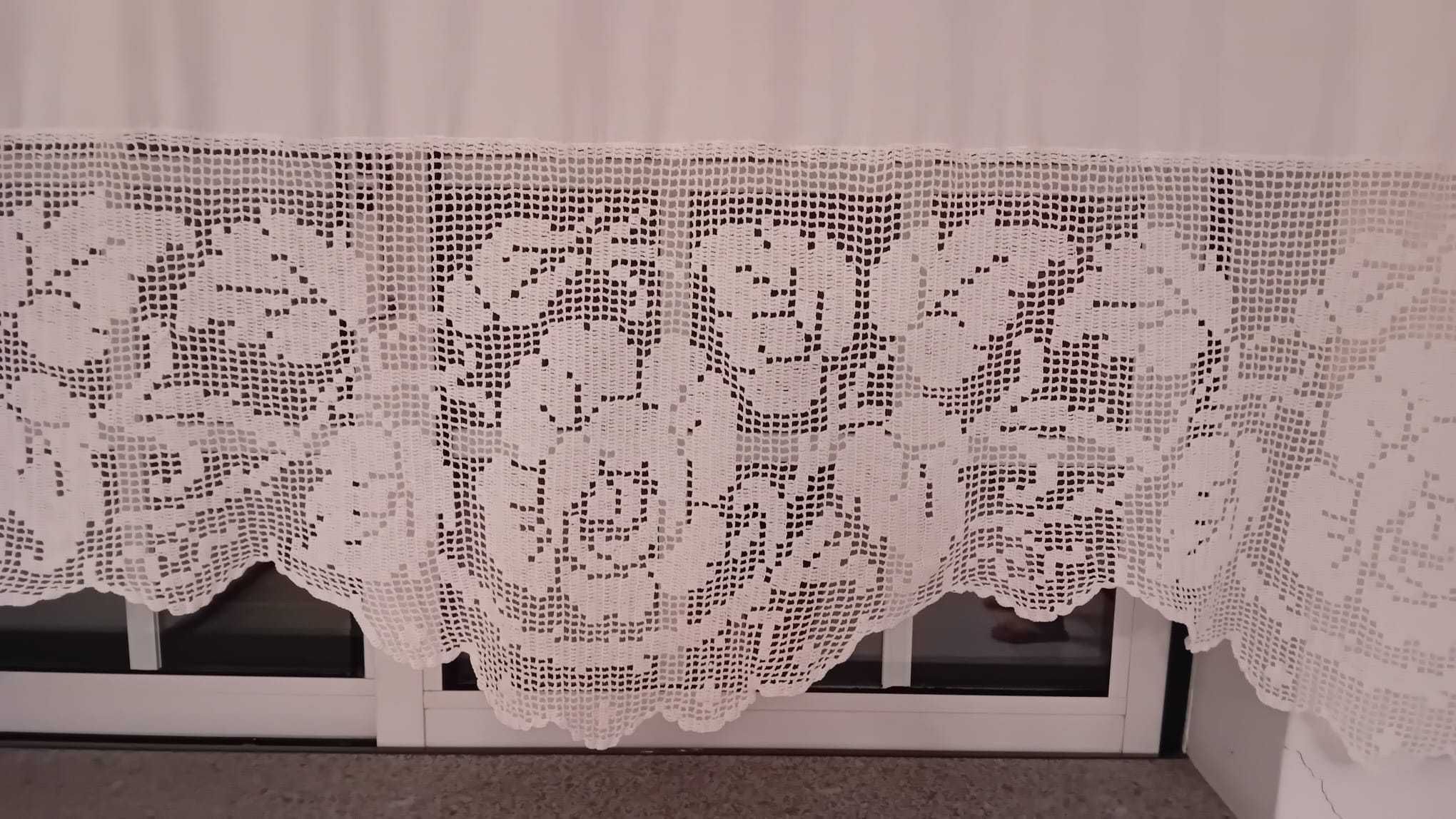 Sanefa em madeira com cortinados