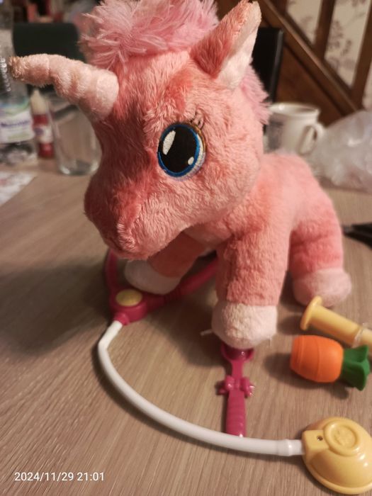 Pluszak zabawka jednorożec interaktywny weterynarz lekarz u lekarza