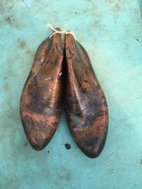 Formas de sapatos antigas em madeira