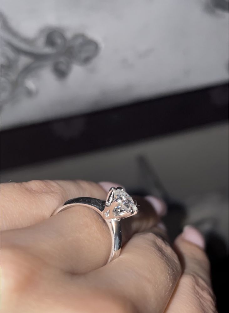 Кольцо в классическом стиле с камнем муассанит серебро 925 проба