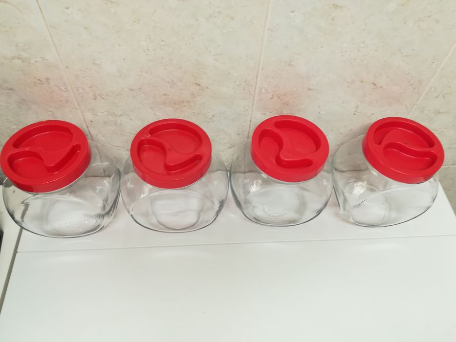 4 frascos de vidro com tampa.
