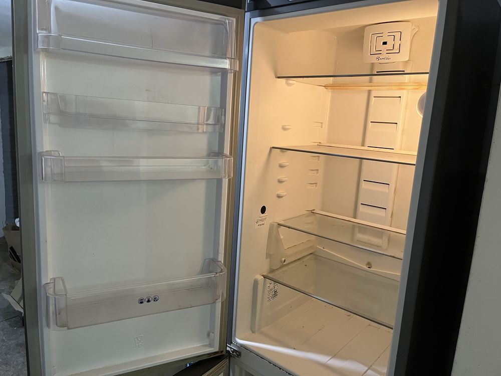 Холодильник двокамерный