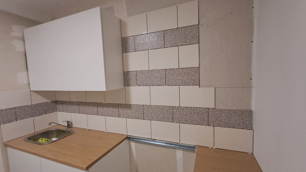 Serviço de azulejo, pladur, barramento e pintura