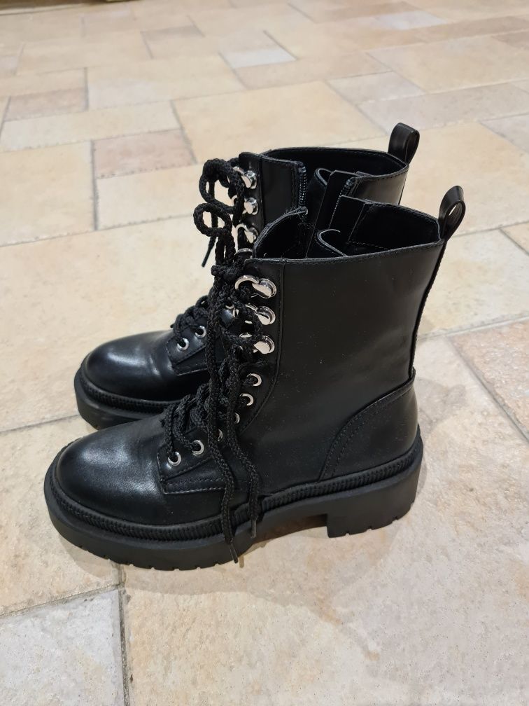 Botas pretas parfois