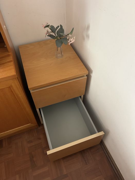 Mesa de cabeceira IKEA com 2 gavetas grandes e espaçosas