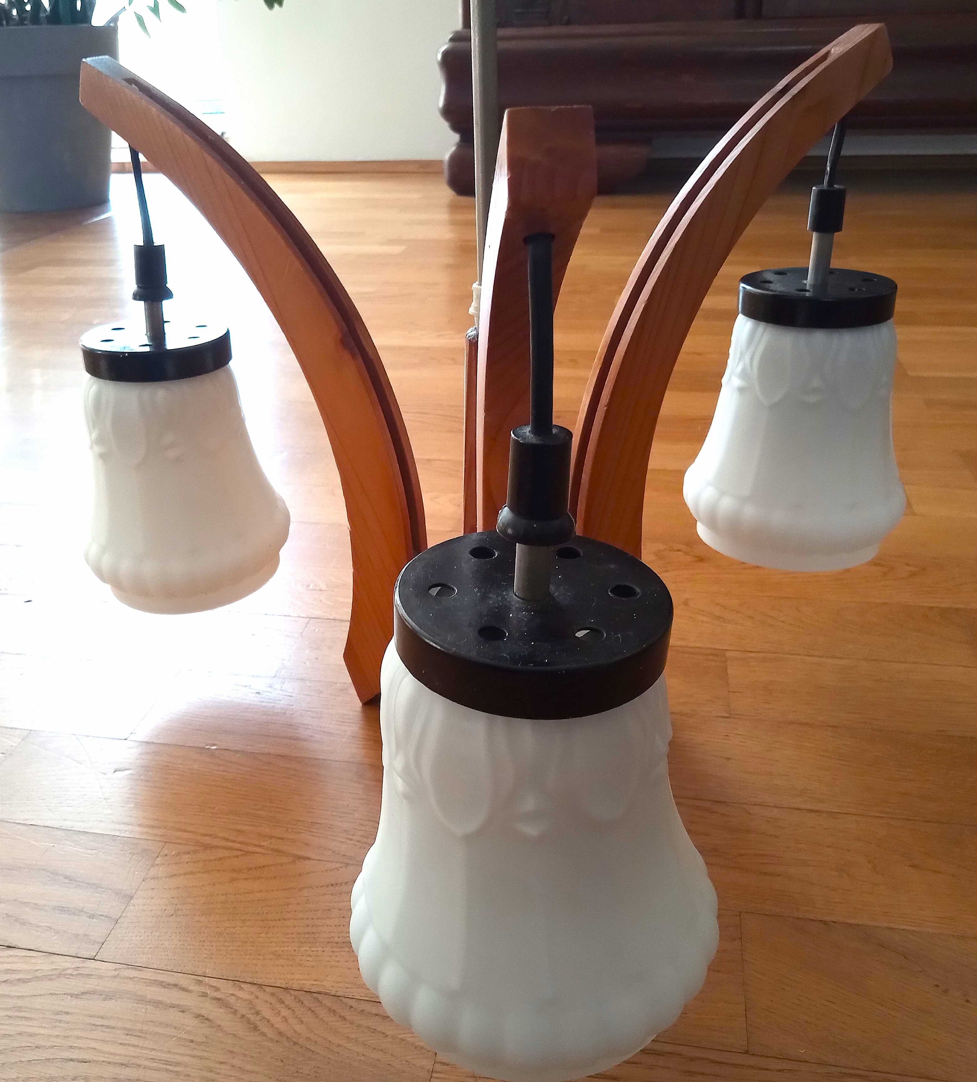Lampa wisząca drewniana  - 3 białe klosze